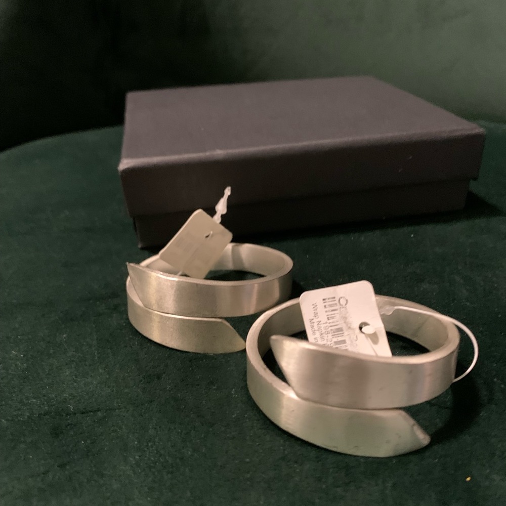 Gifts for Anyone🎁Crate & Barrel ✨Napkin Rings X 2, Matte Silver